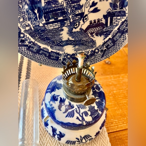 Pair Vintage, Rare, Blue Willow Oil Lamps with Reflector - Picture 3 of 10